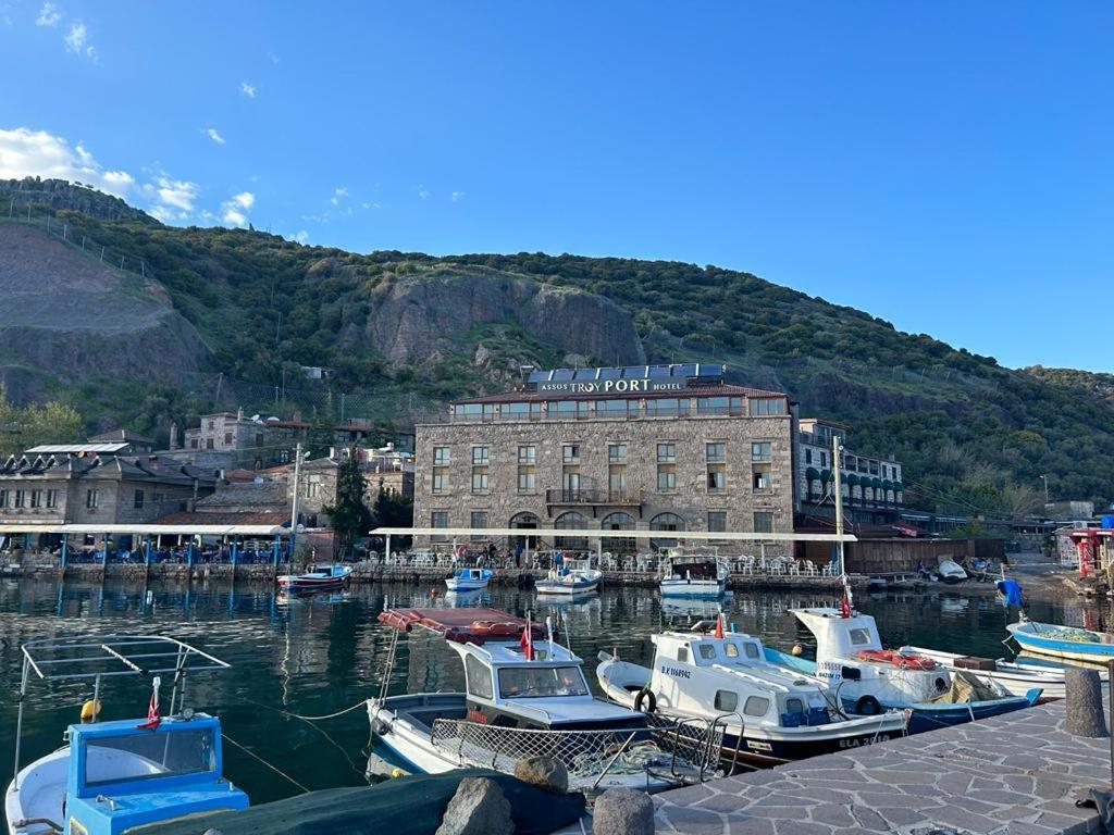 Assos Troy Port Hotel Bagian luar foto